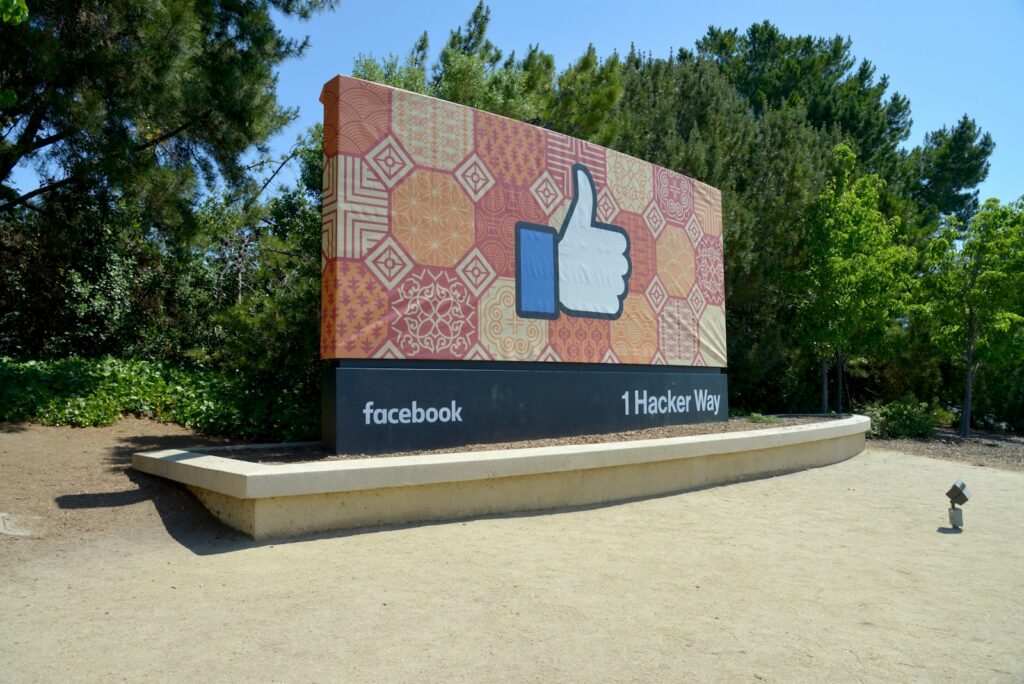 kitsixhxfdy - Facebook Marketing Tips #1 - Audience a large sign with a thumbs up on it