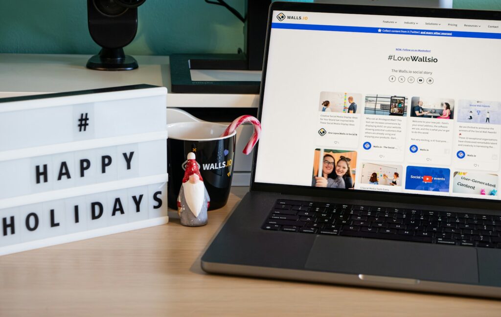oskzkjpyh4y - Marketing over Christmas a laptop computer sitting on top of a wooden desk